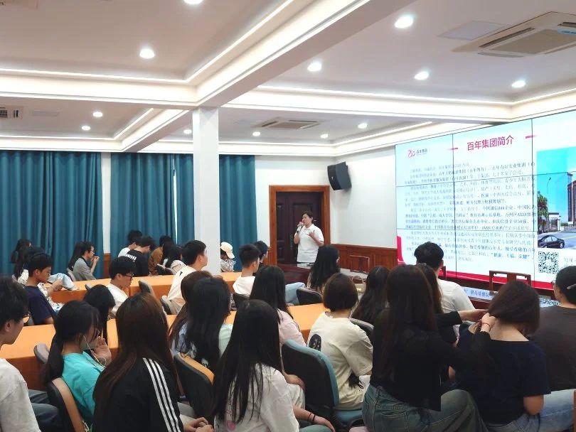 重慶信息技術(shù)職業(yè)學(xué)院大一學(xué)生參訪(fǎng)百年